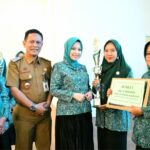ny.-dian-puspita-fadly-amran-serahkan-hadiah-pemenang-lomba-gerakan-pkk-dan-kelompok-dasawisma-berprestasi-tingkat-kota-padang-tahun-2025