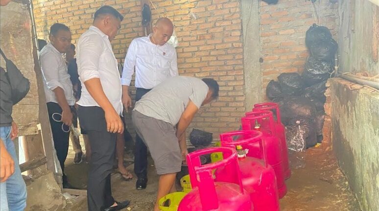 oplos-gas-elpiji-3-kg,-tiga-pelaku-mengaku-raup-untung-puluhan-juta-per-bulan  