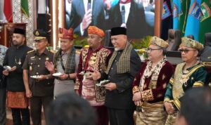 rapat-paripurna-hari-jadi-ke-80-sumbar,-gubernur-mahyeldi:-berpacu-sekuatnya-tumbuhkan-perekonomian-daerah