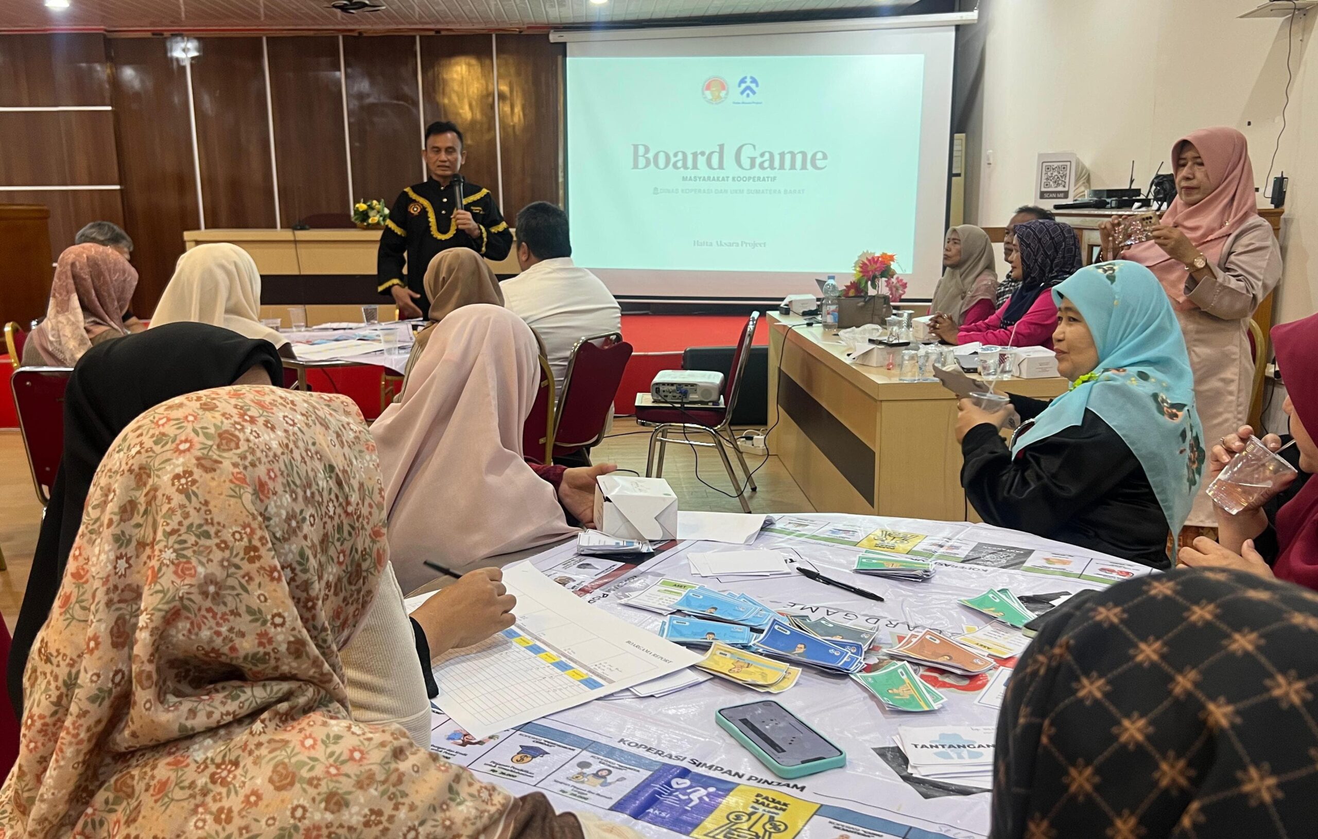 diskop-ukm-dan-hatta-aksara-project-uji-coba-board-game-kooperatif-untuk-metode-pelatihan-kdmp-se-sumbar