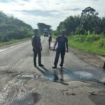 dishub-dharmasraya-turun-tangan-perbaiki-jalan-lintas-sumatera