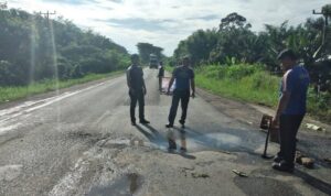 dishub-dharmasraya-turun-tangan-perbaiki-jalan-lintas-sumatera