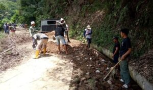 jelang-adanya-perbaikan,-warga-gobah-bukik-batabuah-goro-bersama-di-lokasi-jalan-terban jelang-adanya-perbaikan,-warga-gobah-bukik-batabuah-goro-bersama-di-lokasi-jalan-terban