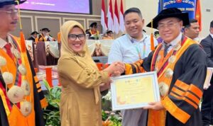 jadi-tempat-penerapan-ilmu,-diskominfo-padang-terima-penghargaan-dari-direktur-pnp