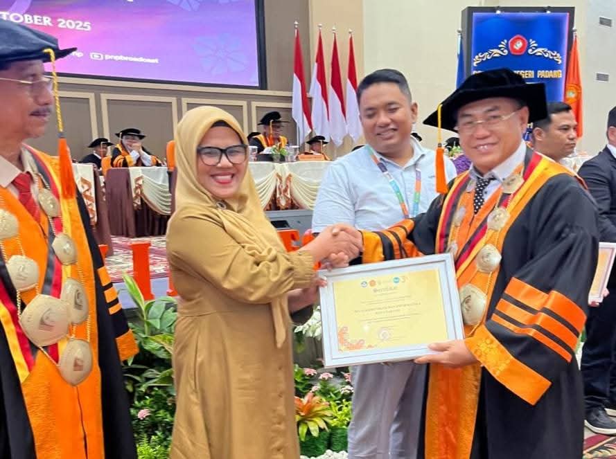 jadi-tempat-penerapan-ilmu,-diskominfo-padang-terima-penghargaan-dari-direktur-pnp