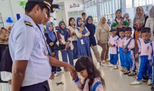 edukasi-transportasi-kolaboratif:-kai-divre-ii-sumbar-dan-angkasa-pura-indonesia-kenalkan-dunia-transportasi-kepada-anak-anak-sejak-dini