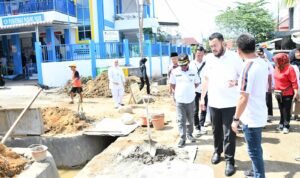 wako-fadly-amran-tinjau-rehabilitasi-drainase-di-kelurahan-padang-pasir