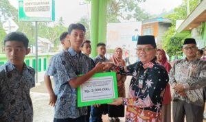 kepala-kemenag-sawahlunto-beri-reward-33-siswa-berprestasi-dalam-ajang-omi