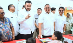 andre-rosiade-dan-fadly-amran-bikin-heboh-sd-di-padang,-anak-anak-antusias-sambut-program-makan-bergizi-gratis!