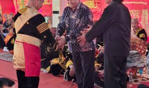 pengukuhan-prof.-fauzi-bahar-sebagai-penghulu-suku-koto,-gubernur-mahyeldi:-jaga-amanah-kaum-dengan-keteladanan