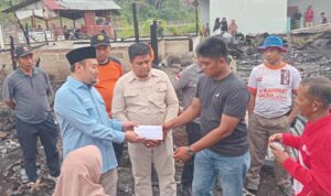 rahmat-saleh-serahkan-bantuan-10-juta-untuk-korban-kebakaran-di-pemancungan-kota-padang