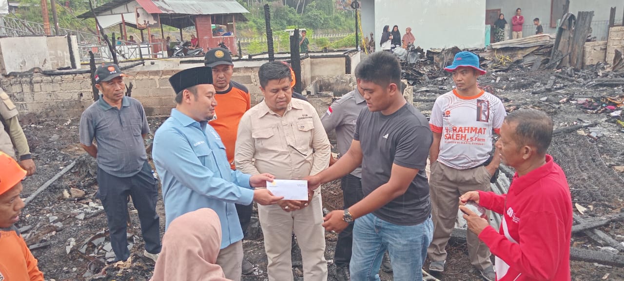 rahmat-saleh-serahkan-bantuan-10-juta-untuk-korban-kebakaran-di-pemancungan-kota-padang
