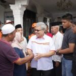 ketua-dprd-sumbar-serahkan-bantuan-pada-korban-kebakaran-pemancungan