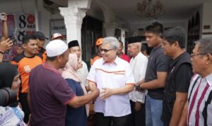 ketua-dprd-sumbar-serahkan-bantuan-pada-korban-kebakaran-pemancungan