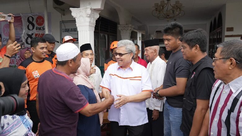 ketua-dprd-sumbar-serahkan-bantuan-pada-korban-kebakaran-pemancungan