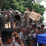 satpol-pp-padang-tertibkan-lapak-pedagang-berjualan-di-fasum