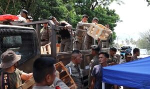 satpol-pp-padang-tertibkan-lapak-pedagang-berjualan-di-fasum