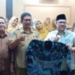 peduli-dunia-pendidikan,-ketua-dprd-sumbar-serahkan-baju-batik-untuk-guru-sma-10-padang