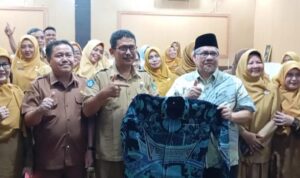peduli-dunia-pendidikan,-ketua-dprd-sumbar-serahkan-baju-batik-untuk-guru-sma-10-padang