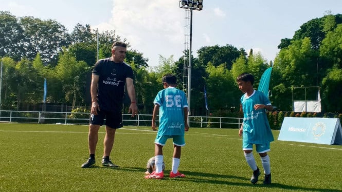 momentum-piala-dunia-antarklub-2025,-cristian-gonzales-turunkan-ilmu-ke-pesepakbola-muda-indonesia