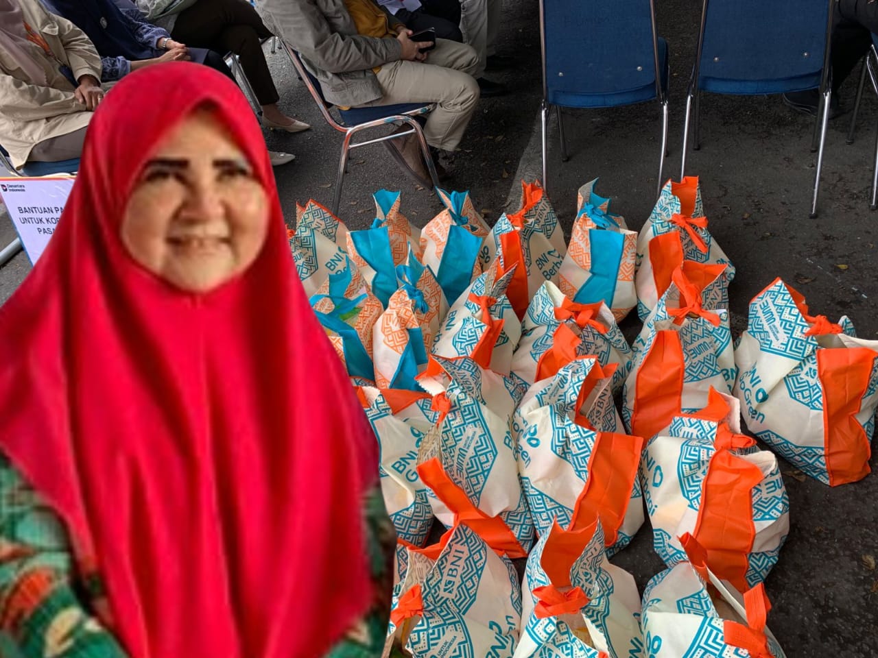 hj.-nevi-zuairina-salurkan-bantuan-bni-untuk-korban-kebakaran-pasar