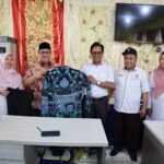 serahkan-bantuan-batik-ke-tiga-sma,-ketua-dprd-sumbar-tekankan-pentingnya-guru-konselor