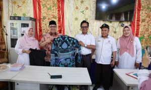 serahkan-bantuan-batik-ke-tiga-sma,-ketua-dprd-sumbar-tekankan-pentingnya-guru-konselor
