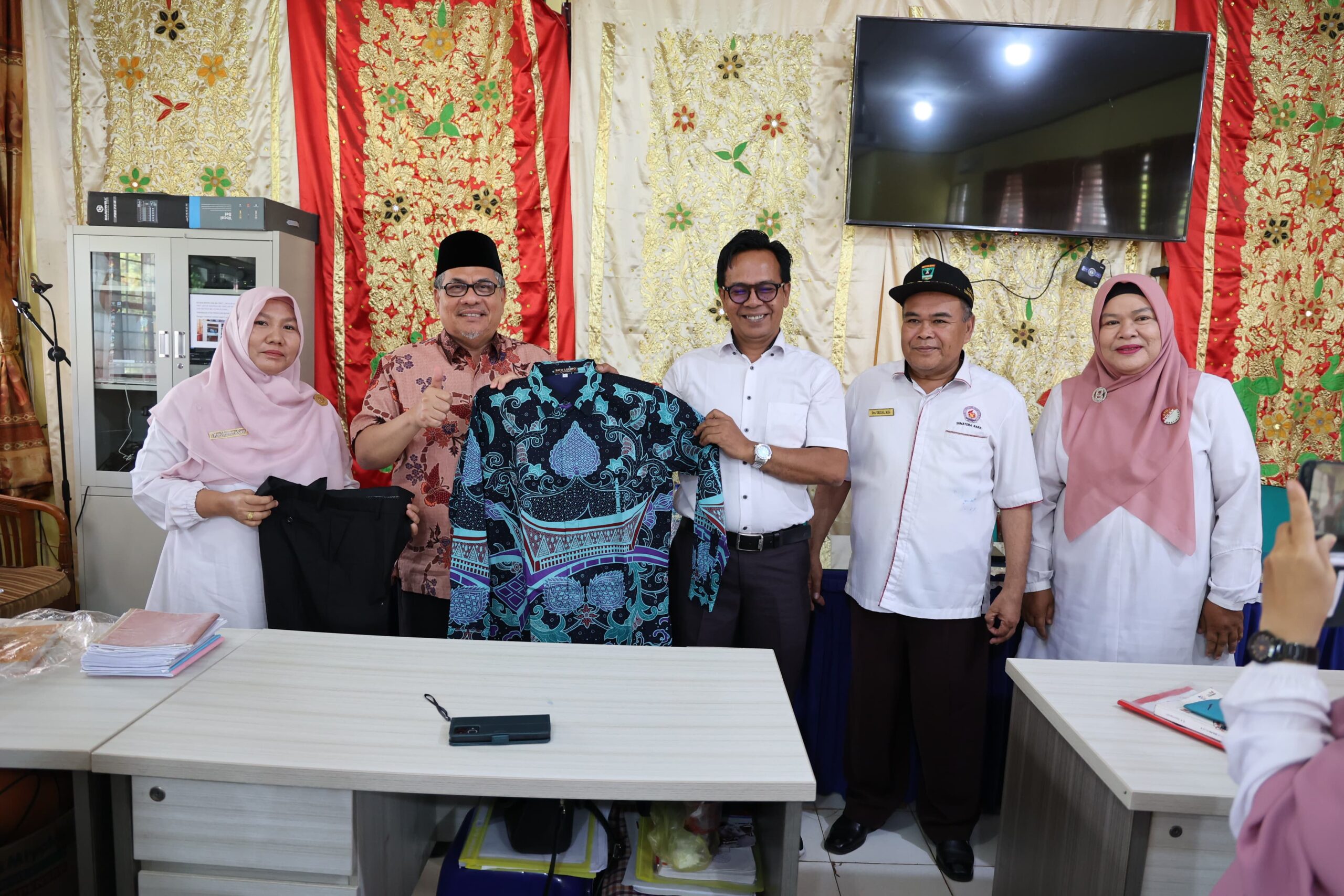 serahkan-bantuan-batik-ke-tiga-sma,-ketua-dprd-sumbar-tekankan-pentingnya-guru-konselor