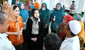 tp-pkk-bersama-dwp-kota-padang-salurkan-bantuan-kepada-korban-kebakaran-di-pemancungan