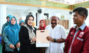 tp-pkk-dan-dwp-kota-padang-salurkan-bantuan-pada-korban-kebakaran-di-pemancungan