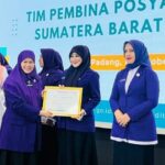 lisda-hendrajoni-raih-penghargaan-tp-posyandu-terbaik-se-sumbar