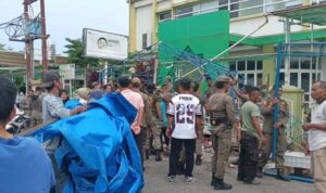 satpol-pp-padang-bongkar-lapak-pkl-depan-rs-ibnu-sina