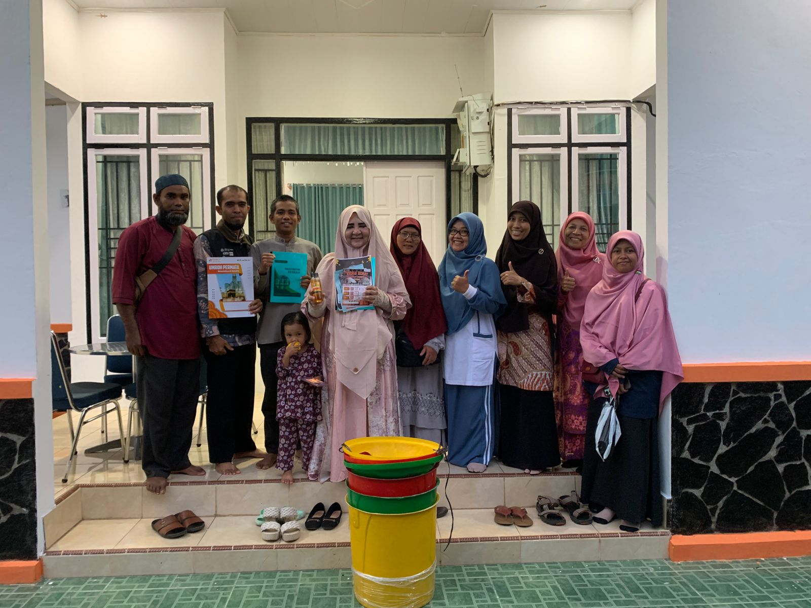 dorong-umkm-pasbar-naik-kelas,-nevi-zuairina-serahkan-tong-sampah-ke-jejaring-dpd-pks