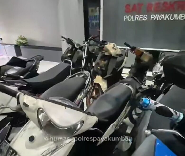 tangkap-pelaku-curanmor-di-kedai-tuak,-polres-payakumbuh-amankan-puluhan-sepeda-motor