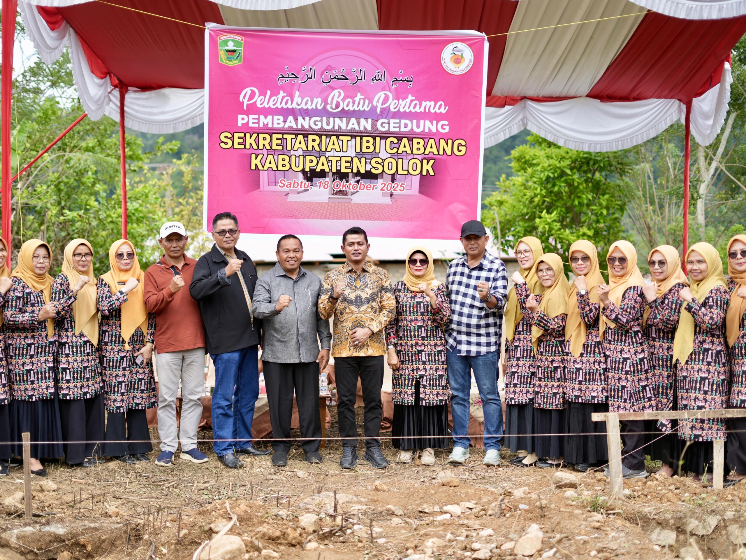 jon-firman-pandu-hadiri-peletakan-batu-pertama-bangunan-sekretariat-ibi-cabang-kabupaten-solok