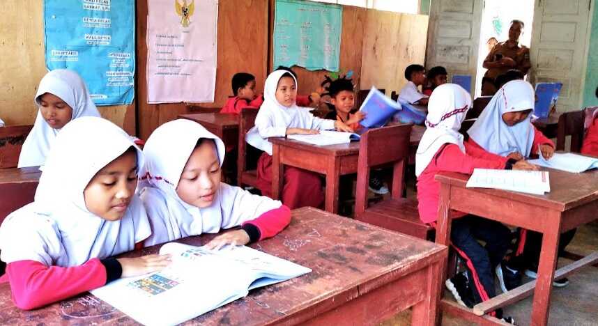 murid-kelas-ii-sdn-3-v-koto-timur-menumpang-belajar-di-gedung-pustaka