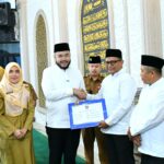 walikota-padang-serahkan-dana-operasional-triwulan-iii-tahun-2025-di-kecamatan-pauh