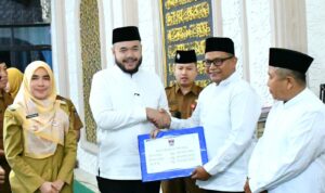 walikota-padang-serahkan-dana-operasional-triwulan-iii-tahun-2025-di-kecamatan-pauh walikota-padang-serahkan-dana-operasional-triwulan-iii-tahun-2025-di-kecamatan-pauh