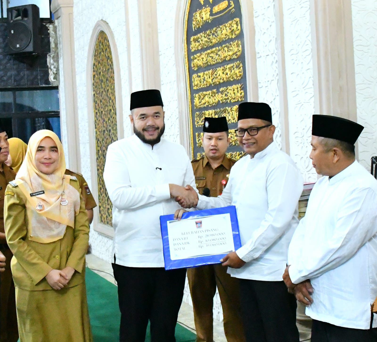 walikota-padang-serahkan-dana-operasional-triwulan-iii-tahun-2025-di-kecamatan-pauh