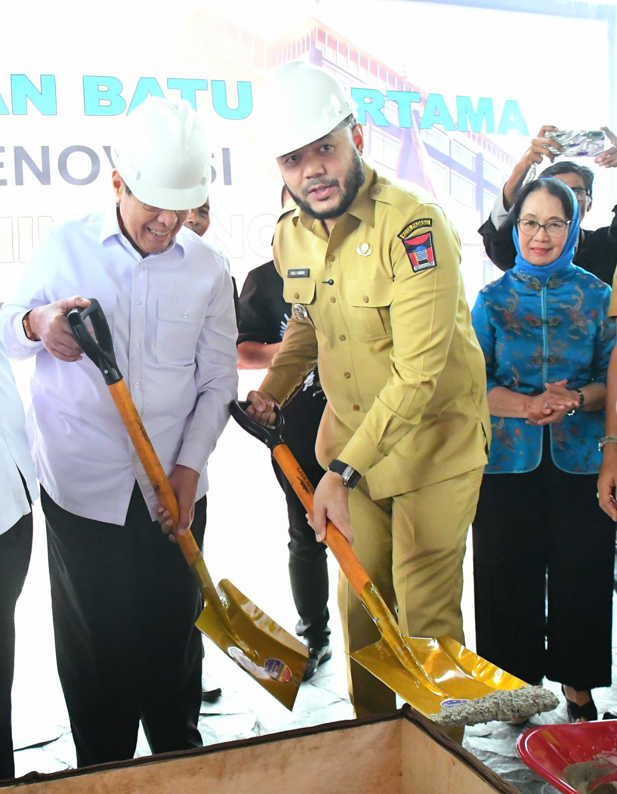 walikota-padang-letakan-batu-pertama-proyek-renovasi-hotel-bumi-minang