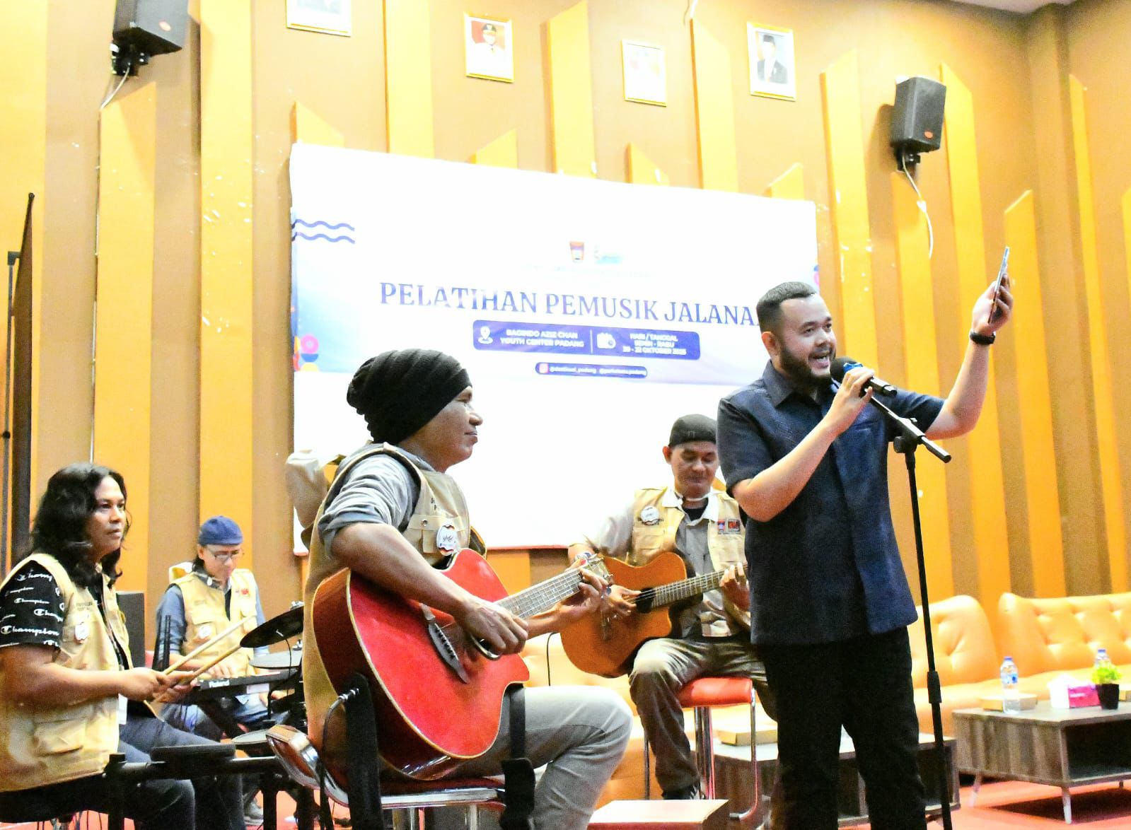walikota-padang-fadly-amran-tutup-kegiatan-pelatihan-pemusik-jalanan