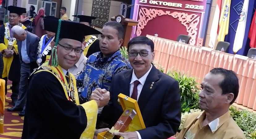 dukung-kemajuan-pendidikan,-hendrajoni-terima-penghargaan-unp