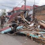 sapol-pp-padang-bongkar-bangunan-liar-di-jalan-belibis