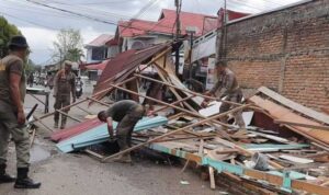 sapol-pp-padang-bongkar-bangunan-liar-di-jalan-belibis sapol-pp-padang-bongkar-bangunan-liar-di-jalan-belibis