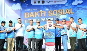 walikota-padang-hadiri-kegiatan-bakti-sosial-bersih-pantai-yang-digelar-polda-sumbar