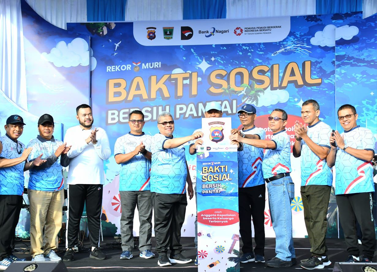 walikota-padang-hadiri-kegiatan-bakti-sosial-bersih-pantai-yang-digelar-polda-sumbar