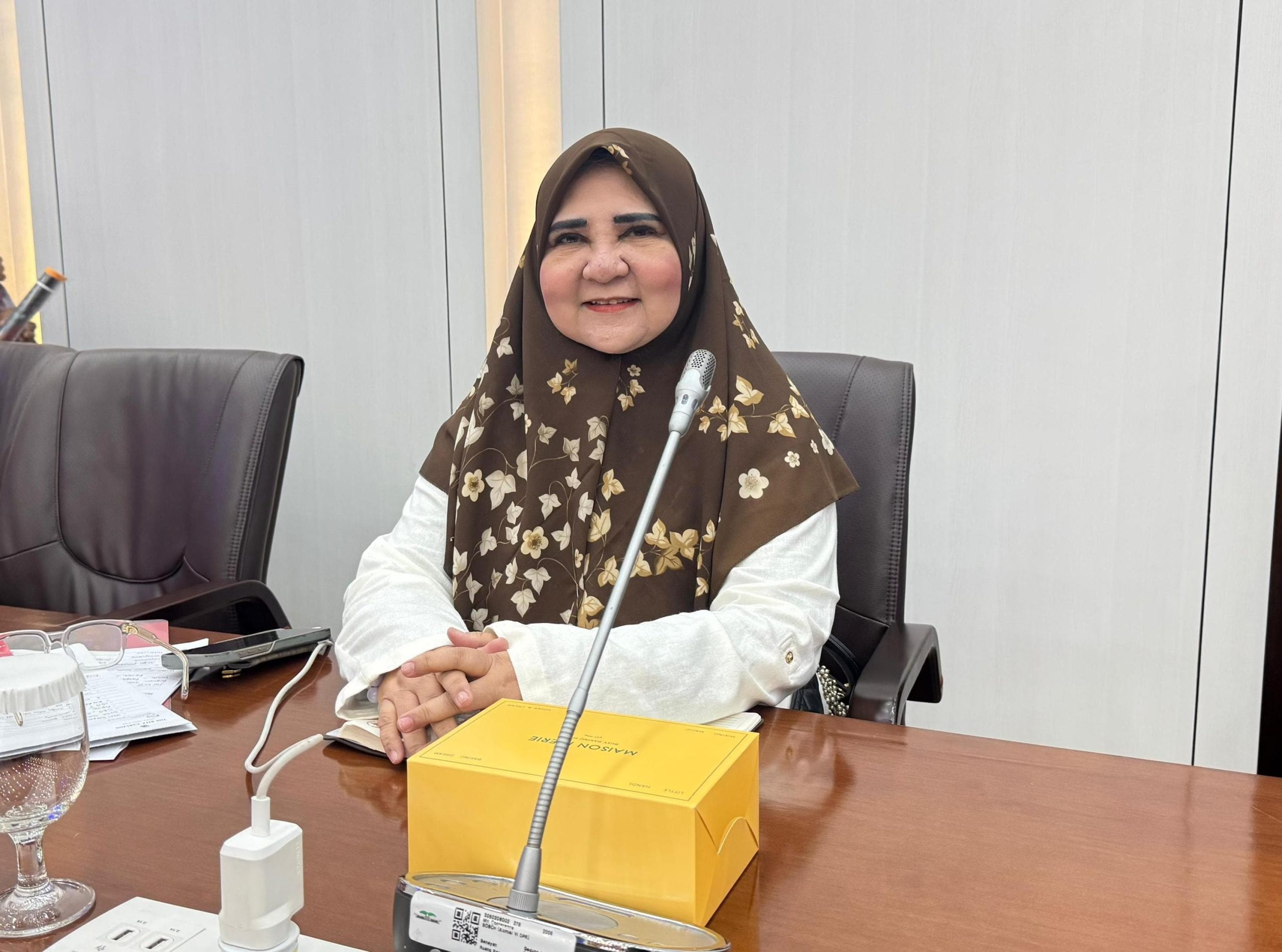 lindungi-konsumen-dan-lingkungan,-nevi-zuairina-dukung-kementerian-esdm-evaluasi-izin-amdk