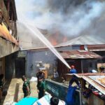 kebakaran-hebat-melanda-kawasan-padat-penduduk-di-birugo-bukittinggi,-tujuh-rumah-hangus