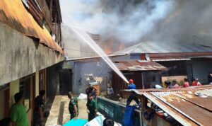 kebakaran-hebat-melanda-kawasan-padat-penduduk-di-birugo-bukittinggi,-tujuh-rumah-hangus