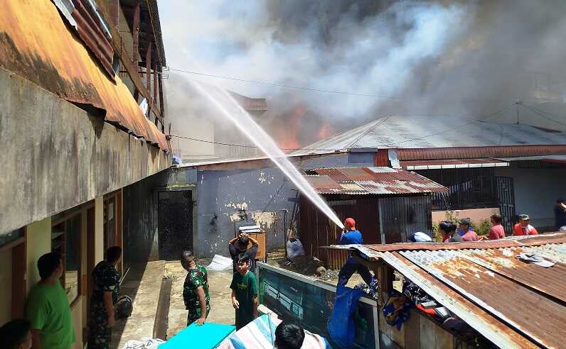 kebakaran-hebat-melanda-kawasan-padat-penduduk-di-birugo-bukittinggi,-tujuh-rumah-hangus